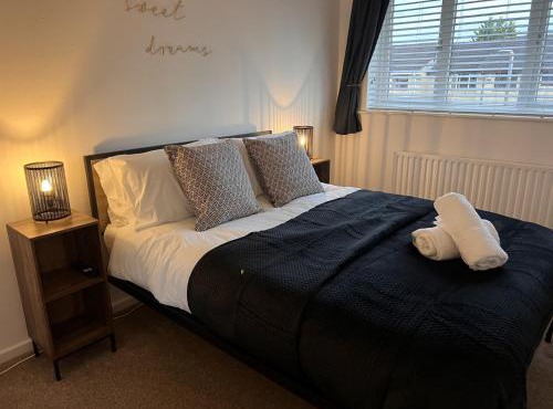 CONTRACTORS OR FAMILY HOUSE M1 Nottingham - IKEA RETAIL PARK - SWINDON CLOSE - 2 Bed Home with Driveway, private garden, sleeps 4 - TV'S in all rooms