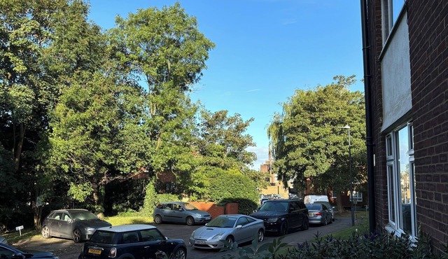 Convenient and spacious 2 bedroom flat to rent in London.
