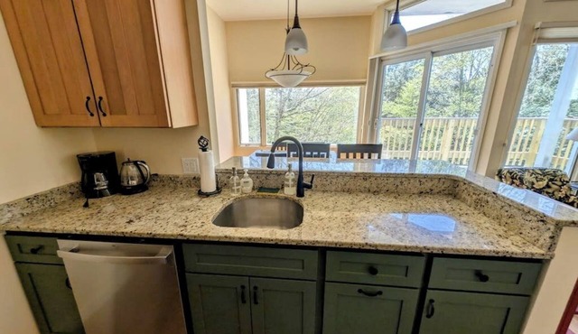 Convenient Skier-friendly 1BR condo, pool, gym, tennis, fireplace, wifi