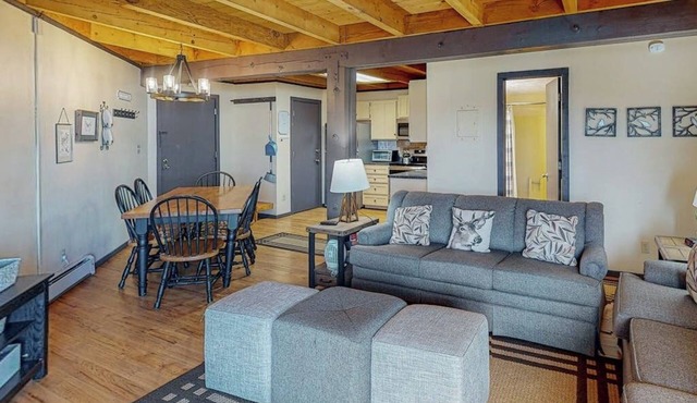 Conveniently Located Condo with Pool, Hot Tub & Sauna - Near Slopes & Lake