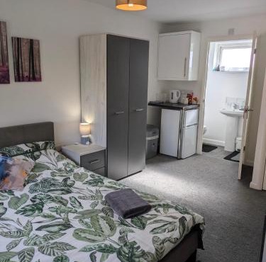 Corby En-suite Rooms NN17 area Ideal Contractors Short & Long stays Opposite Lodge Park Leisure Center Double Rooms