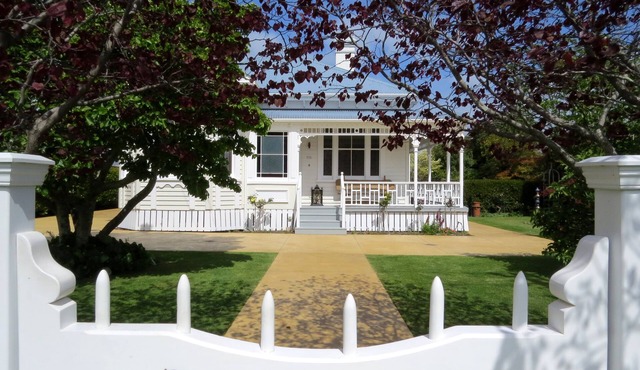 Coromandels Three Chimney Villa - Walk to Town/Private Fenced Yard/Very Spacious
