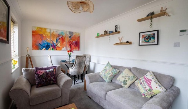 Cosy 2 bed apartment 5 min walk to town centre Perfect for contractors, business people or just having a weekend break