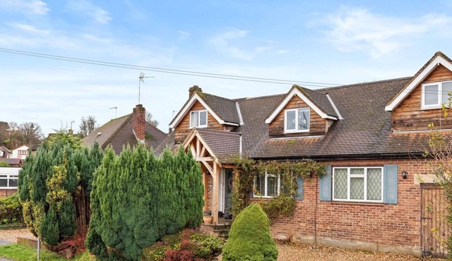 Cosy 2 Bed self contained flat in tranquil area close to woods 40 mins to London
