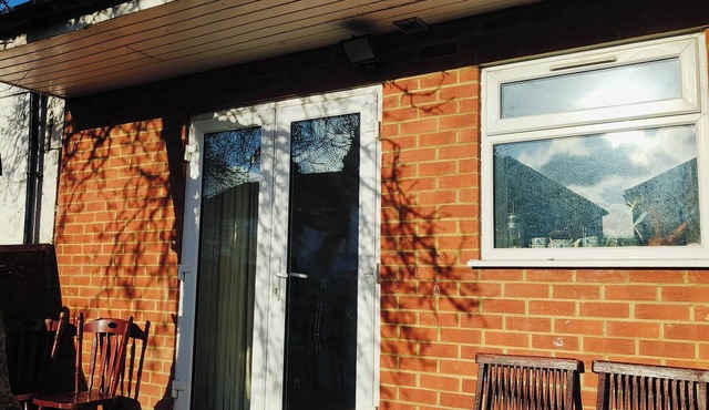 Cosy 2-Bed Studio with Amenities in London suburb