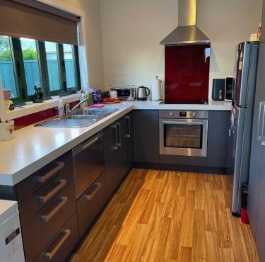 Cosy 2 Bedroom Cottage with Parking Near Airport & Beaches