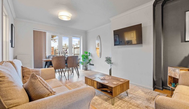 Cosy 3 Bed with Parking