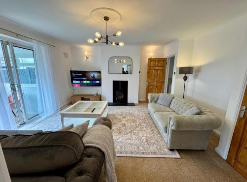 Cosy 4 Bedroom House With Secure Parking