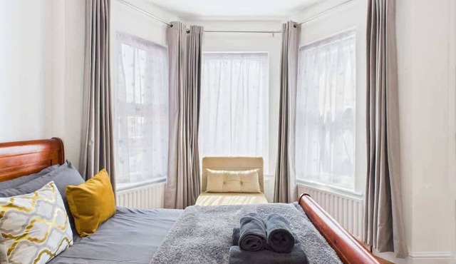 Cosy 4BR Home | Parking | Piccadilly | Sleeps 9