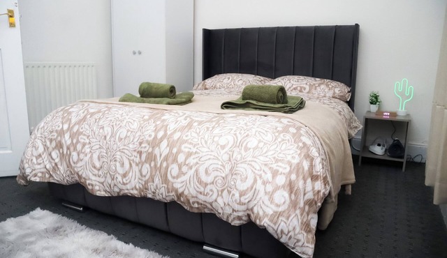 Cosy and get away and stress free stay with us, 5-10 mins away from city centre!