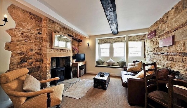 Cosy Cotswold retreat with log burner