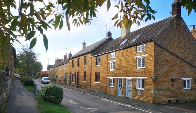 Cosy cottage set in the heart of quite village, close to major transport network
