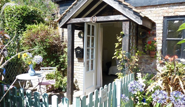 Cosy cottage hideaway for couples close to centre and beach with 1 bedroom