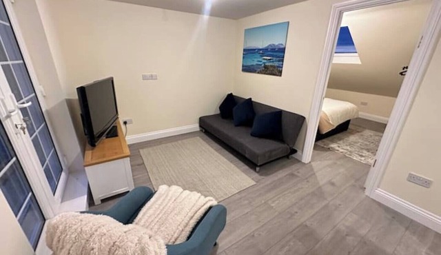 Cosy London Apartment - Elizabeth line + Free Parking