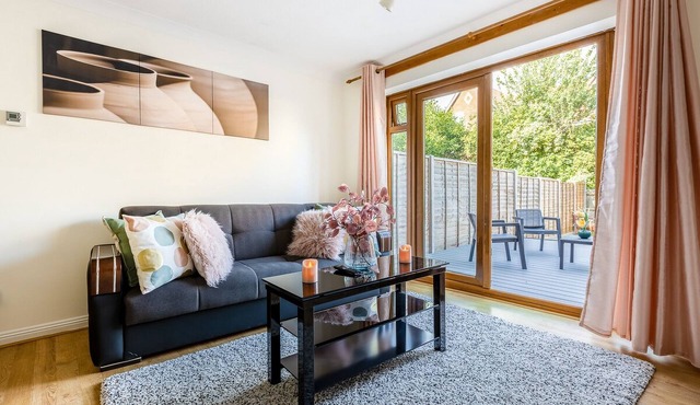 Cosy, Modern Family Friendly House in Erith! 5 Mins From Slade Green Train Ston
