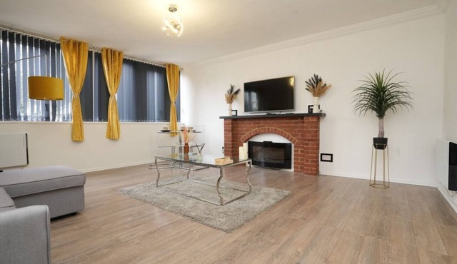 Cosy Spacious one bedroom Apartment *Long stays welcome*