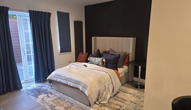 Cosy Studio Apartment - Sleeps 2, Garden & Parking