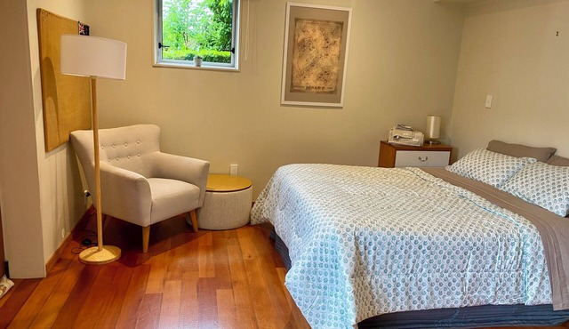 Cosy studio in city end Karori with sunny deck