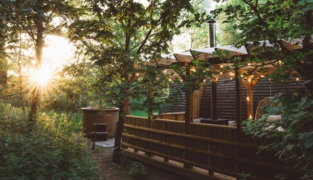 Cosy Woodland Cabin with Hot Tub & Pergola