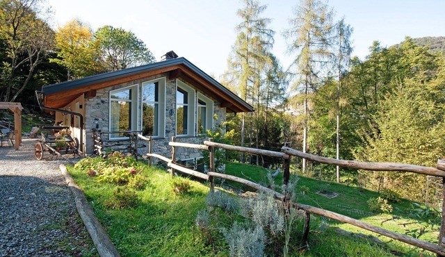 Cottage "In Pietra Immerso Nel Verde" with Mountain View, Private Garden & Wi-Fi