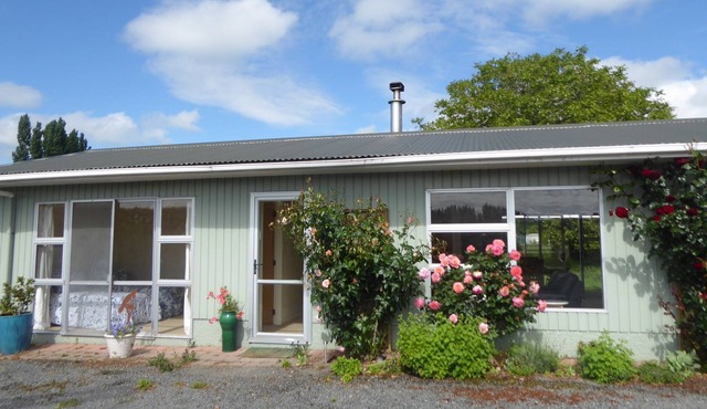Country cottage on edge of Greytown