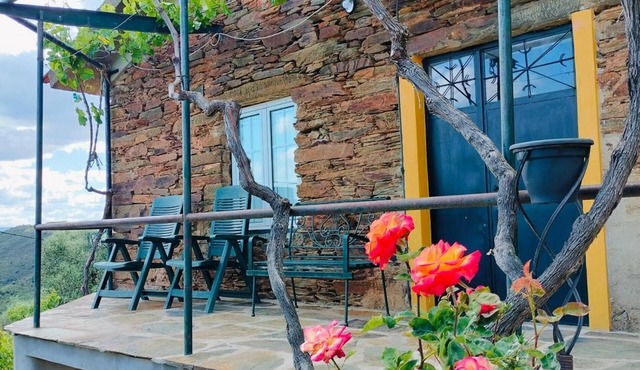 Country House 'Casa De Canelas - Refugio Terroir' with Mountain View, Wi-Fi and Air Conditioning