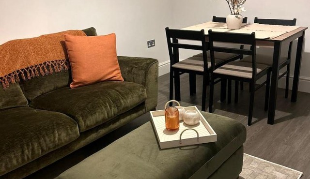 Cozy 2-Bed Home near Barnwell Country Park - Free Parking