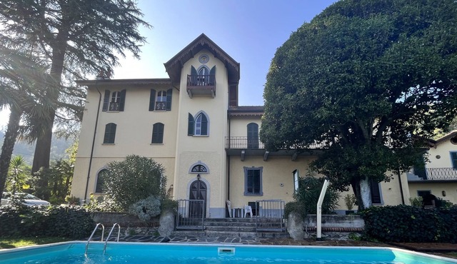 Cozy and spacious apartment in historic villa with lake view and swimming pool