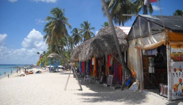 Cozy Apartment with 24/7 pool - 5-10 min walk to Beach, Clubs, activities!
