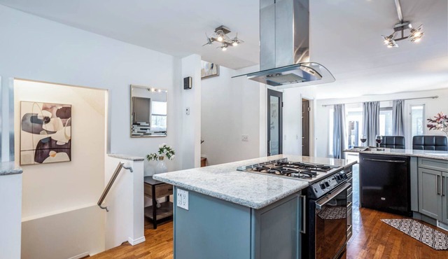 Cozy Family Home in the heart of Calgary, Parkhill. Unbeatable Location
