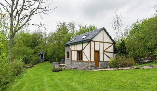 Cozy Forest Cottage in Awenne
