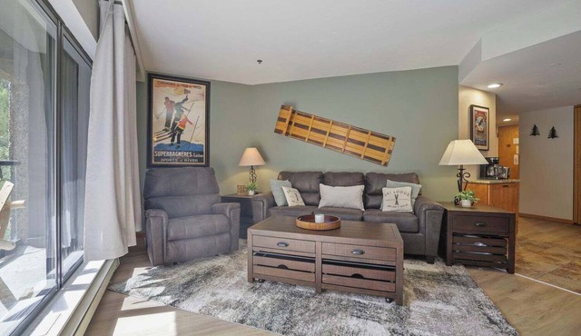 Cozy King Studio, Ski In, Ski Out, Dog Friendly
