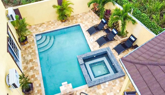 Cozy Luxury Hideaway With Free Wifi,Parking,Swimming Pool&Jacuzzi Near Negril 3b