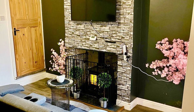 COZY,LUXURY AND STYLISH TWO BEDROOM HOME with Garden, Gym & Work spaces.