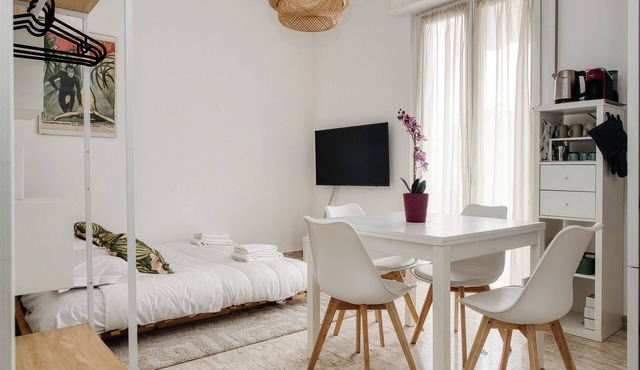 Cozy Modern Apartment – Near Metro, WiFi+AC