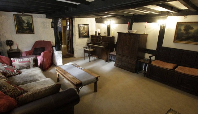 Cozy Room with En-suite in 16th century Cottage
