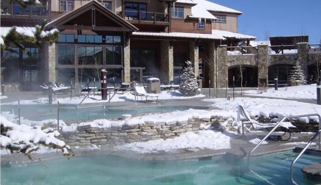 Cozy Ski-in Ski-out 2-bedroom condo in beautiful Breckenridge