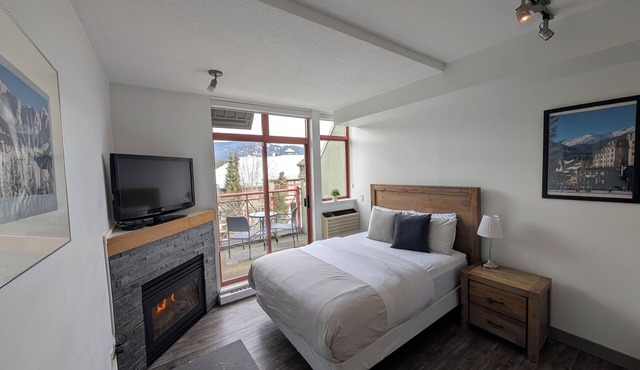 Cozy studio on Main Street with hot tub, sauna and gym
