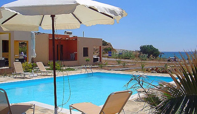 Cozy studio with pool by the sea