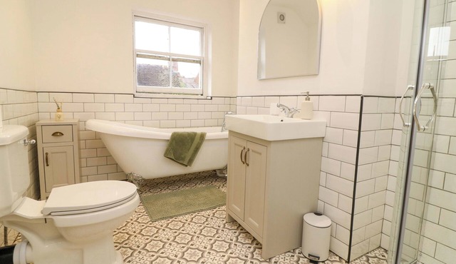 CROWN COTTAGE, pet friendly, with a garden in Belper