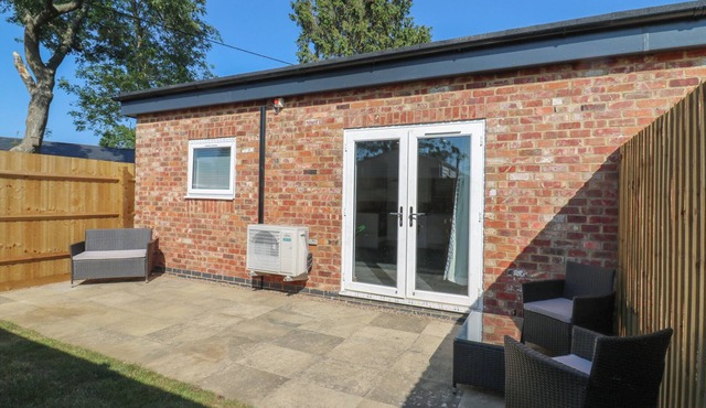 DAFFODIL, pet friendly, character holiday cottage in Northampton