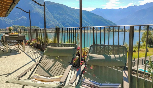 Dascio Oasi Roof Terrace Holiday Apartment on the Lake with Pool