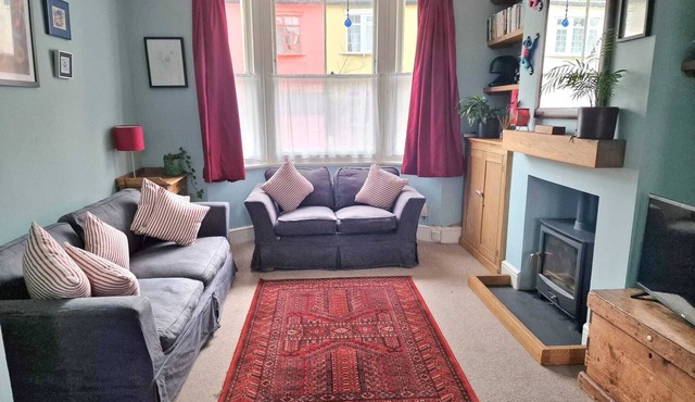 Delightful 2 bed garden cottage (free parking)