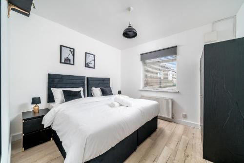 Delightful 2 bed ground floor East London home by Rebby Properties sleeps 4 near Canning Town station