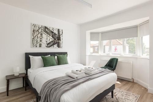 Delightful 2BDR Flat with Workspace near Dagenham