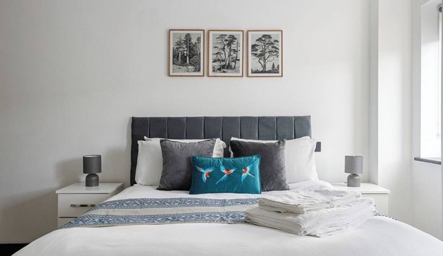 Delightful 2BR Flat | 12mins to Woodside Park | ST