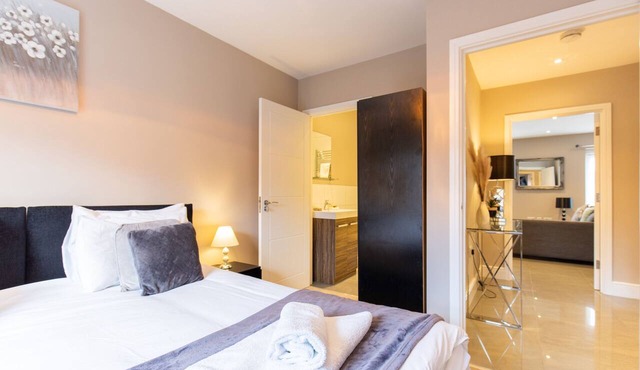 Deluxe-2 bedroom Apartment City View Private Bath