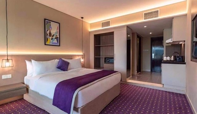 Deluxe King Room Near Burj Khalifa Metro By Luxury Bookings