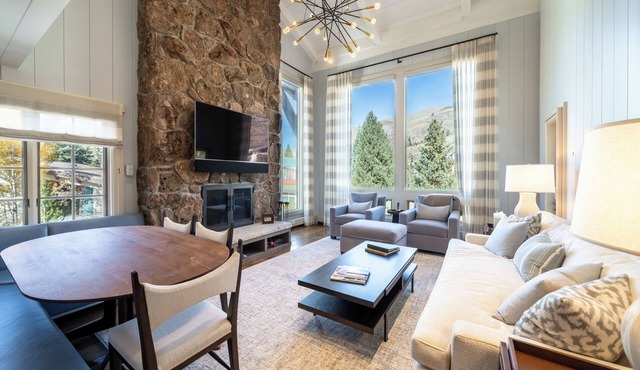 Deluxe Snow-capped Suite, MTN views, hot tub+sauna access, steps from Vail Lifts