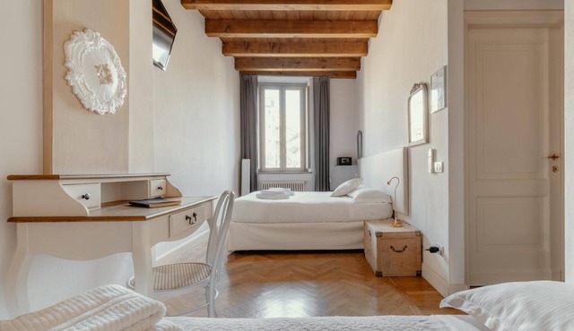 Deluxe spaciuos triple room with large modern ensuite bathroom and airconditioning